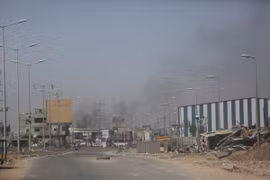Khói bốc lên sau cuộc tấn công của Israel vào trại tị nạn Nuseirat ở Dải Gaza ngày 8/6. (Ảnh: THX/TTXVN)