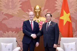 Phó Chủ tịch Quốc hội Trần Quang Phương vui mừng chào đón Chủ nhiệm Ủy ban Phát triển Quỹ đất, Quản lý công và Môi trường của Thượng viện Cộng hòa Séc Zbyněk Linhart. (Nguồn: Cổng Thông tin Điện tử Quốc hội Việt Nam)