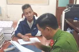 Cán bộ công an làm việc với đối tượng Trần Văn Tuyên. (Nguồn: Báo Đắk Nông)