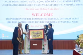 Bí thư Tỉnh ủy Bắc Ninh Nguyễn Anh Tuấn (bên phải) tặng bức tranh dân gian Đông Hồ cho Tổng thống Timor Leste Jose Ramos-Horta. (Ảnh: Thanh Thương/TTXVN)