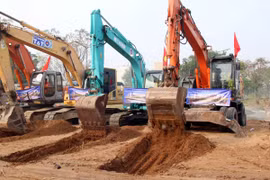Thi công dự án mở rộng Quốc lộ 50. (Nguồn: TTXVN)
