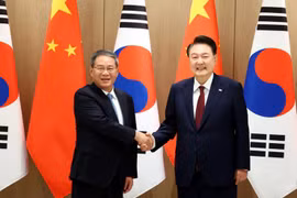 Tổng thống Hàn Quốc Yoon Suk Yeol gặp Thủ tướng Trung Quốc Lý Cường. (Nguồn: Joint Press Corps)