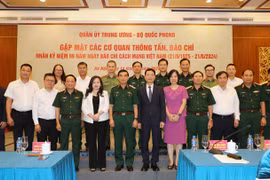 Đại tướng Phan Văn Giang, Ủy viên Bộ Chính trị, Phó Bí thư Quân ủy Trung ương, Bộ trưởng Bộ Quốc phòng và lãnh đạo các cơ quan thông tấn, báo chí tại buổi gặp mặt. (Ảnh: Trọng Đức/TTXVN)