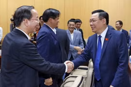 Chủ tịch Quốc hội Vương Đình Huệ với cán bộ chủ chốt của ngành y tế. (Ảnh: Nhan Sáng/TTXVN)