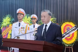 Đồng chí Tô Lâm, Ủy viên Bộ Chính trị, Chủ tịch nước, Trưởng Ban Lễ tang đọc Lời điếu. (Ảnh: TTXVN)