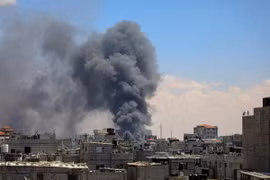 Khói bốc lên sau vụ oanh kích của Israel xuống thành phố Rafah, Dải Gaza, ngày 7/5. (Ảnh: THX/TTXVN)