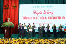 Trung tướng Nguyễn Anh Tuấn và ông Ngô Văn Cương trao thưởng và vinh danh 10 Gương mặt Trẻ tiêu biểu Bộ đội Biên phòng năm 2023. (Nguồn: Biên phòng)