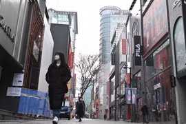Người dân di chuyển trên phố ở Seoul, Hàn Quốc. (Ảnh: AFP/TTXVN)
