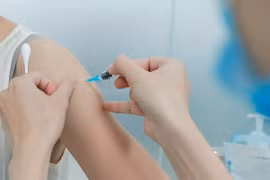 Nhân viên y tế tiêm vaccine phòng bệnh bạch hầu cho người dân tại Trung tâm tiêm chủng VNVC Hà Nội. (Ảnh: Minh Quyết/TTXVN)