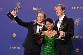 Jeremy Allen White (trái), Liza Colón-Zayas và Ebon Moss-Bachrach của The Bear tại Lễ trao giải Emmy lần thứ 76 ở Los Angeles. (Nguồn: Getty Images)