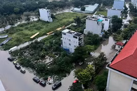 Một khu dân cư trên đường Nguyễn Lương Bằng (quận 7, Thành phố Hồ Chí Minh) bị bao quanh bởi 'biển nước' do mưa lớn và triều cường hồi tháng 10/2023. (Ảnh: Thu Hương/TTXVN)