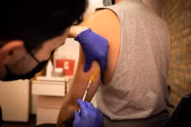 Nhân viên y tế tiêm vaccine phòng bệnh đậu mùa khỉ cho người dân tại Chicago, Mỹ. (Ảnh: THX/TTXVN)