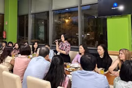 Đại sứ Việt Nam tại Hungary Nguyễn Thị Bích Thảo phát biểu tại cuộc gặp đại diện Hội Phụ nữ Việt Nam tại Hungary. (Ảnh: TTXVN phát)