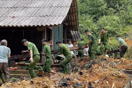Công an huyện Na Hang (Tuyên Quang) giúp đỡ người dân thôn Khau Phiêng khắc phục hậu quả do mưa lũ. (Ảnh: Nam Sương/TTXVN)