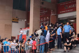 Hàng dài người dân xếp hàng để đăng ký mua vàng tại chi nhánh Sở Giao dịch Agribank Láng Hạ. (Ảnh: Hoàng Hiếu/TTXVN)