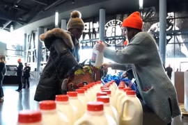 Sữa được phân phối cho công nhân tại Brooklyn, New York, Mỹ. (Ảnh: AFP/TTXVN)