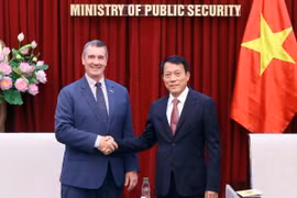 Thượng tướng Lương Tam Quang, Thứ trưởng Bộ Công an tiếp Giám đốc Cơ quan An ninh Vận tải, Bộ An ninh Nội địa Hoa Kỳ David Pekoske. (Ảnh: Phạm Kiên/TTXVN)