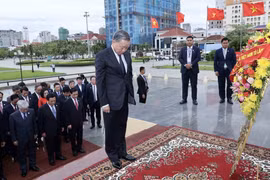 Chủ tịch nước Tô Lâm đặt vòng hoa tại Đài Hữu nghị Việt Nam-Campuchia. (Ảnh: Nhan Sáng/TTXVN)
