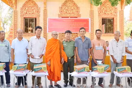 Hòa thượng Hữu Hinh thường xuyên phối hợp với lực lượng công an và các đơn vị, địa phương thực hiện tốt công tác an sinh xã hội. (Ảnh: Trọng Nguyễn/TTXVN phát)