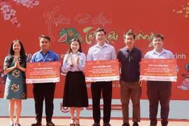 Trao bảng biểu trưng gói bảo trợ dài hạn cho 371 trẻ em mồ côi do COVID-19 trên địa bàn Đồng Nai, Bình Dương và Thành phố Hồ Chí Minh. (Ảnh: Lê Xuân/TTXVN)