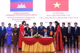 Tổng Thanh tra Chính phủ Đoàn Hồng Phong và Bộ trưởng Bộ Thanh tra Campuchia Huot Hak ký Bản ghi nhớ hợp tác. (Ảnh: Văn Điệp/TTXVN)