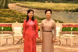 Phu nhân Tổng Bí thư, Chủ tịch nước Tập Cận Bình mời Phu nhân Tổng Bí thư, Chủ tịch nước Tô Lâm thưởng thức tiệc trà. (Ảnh: Thành Dương/TTXVN)