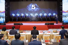 Phó Thủ tướng Trần Hồng Hà và các đại biểu thực hiện nghi thức công bố Quyết định của Thủ tướng Chính phủ. (Ảnh: Nhan Sáng/TTXVN)