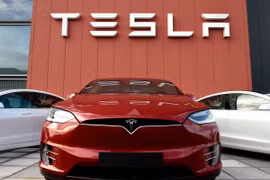Các mẫu xe tại phòng trưng bày của Tesla ở Amsterdam, Hà Lan. (Ảnh: AFP/TTXVN)