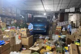 Cơ quan chức năng kiểm tra hàng hóa tại cơ sở vi phạm. (Nguồn: Công an tỉnh Bắc Giang)