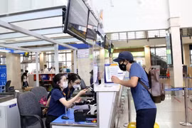 Khách làm thủ tục tại Sân bay Tân Sơn Nhất. (Ảnh: Tiến Lực/TTXVN)
