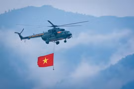 Mãn nhãn phần trình diễn của trực thăng tại Lễ kỷ niệm Chiến thắng Điện Biên Phủ