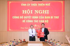 Phó Trưởng ban Thường trực Ban Tổ chức Trung ương Hoàng Đăng Quang công bố và trao Quyết định số 1513-QĐNS/TW ngày 27/8/2024 của Ban Bí thư cho ông Phạm Đức Tiến. (Ảnh: TTXVN phát)