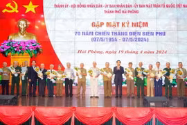 Ông Lê Tiến Châu, Ủy viên Trung ương Đảng, Bí thư Thành ủy Hải Phòng tặng hoa các cựu chiến binh. (Ảnh: TTXVN phát)