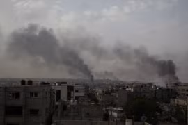 Khói bốc lên từ thành phố Rafah, Dải Gaza. (Ảnh: THX/TTXVN)
