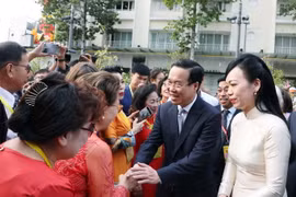 Chủ tịch nước Võ Văn Thưởng và Phu nhân với các kiều bào. (Ảnh: Thống Nhất/TTXVN)