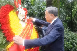Tổng Bí thư, Chủ tịch nước Tô Lâm dâng hoa tưởng niệm Liệt sỹ Phạm Hồng Thái. (Ảnh: Trí Dũng/TTXVN)
