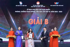 Phóng viên Báo Điện tử VietnamPlus, Thông tấn xã Việt Nam giành giải B Giải Báo chí Toàn quốc phòng, chống tham nhũng, tiêu cực lần thứ tư. (Ảnh: Minh Đức/TTXVN)