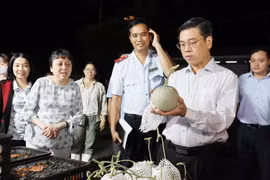 Ông Nguyễn Văn Dũng, Phó Chủ tịch Ủy ban Nhân dân Thành phố Hồ Chí Minh kiểm tra tại chợ đầu mối Bình Điền. (Ảnh: Đinh Hằng/TTXVN)