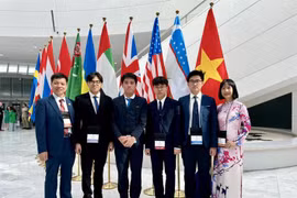 Đội tuyển Việt Nam gồm 4 học sinh (đứng giữa trong ảnh) tham dự Olympic Sinh học quốc tế năm 2024. (Nguồn: Bộ Giáo dục và Đào tạo)
