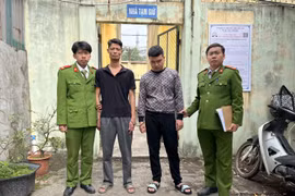 Hai đối tượng Đỗ Văn Kiểm và Lê Anh Đức tại cơ quan công an. (Nguồn: Công an tỉnh Hưng Yên)