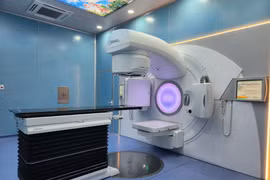 Hệ thống máy xạ trị gia tốc tuyến tính Synergy 160 lá tại Bệnh viện Trung ương Huế. (Ảnh: Mai Trang/TTXVN)