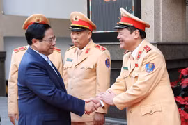 Thủ tướng Phạm Minh Chính thăm, chúc Tết lực lượng cảnh sát Giao thông. (Ảnh: Dương Giang/TTXVN)