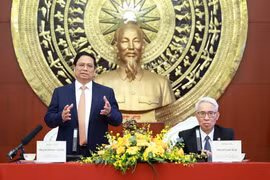 Thủ tướng Phạm Minh Chính phát biểu khi đến thăm cán bộ, nhân viên Đại sứ quán Việt Nam tại Trung Quốc. (Ảnh: Dương Giang/TTXVN)