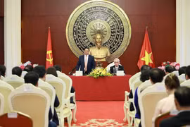 Thủ tướng Phạm Minh Chính phát biểu khi đến thăm cán bộ, nhân viên Đại sứ quán Việt Nam tại Trung Quốc. (Ảnh: Dương Giang/TTXVN)