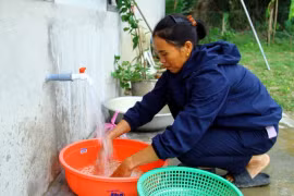 Người dân sử dụng nước sạch. (Ảnh minh họa: Tá Chuyên/TTXVN)