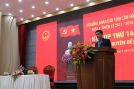 Ông Nguyễn Khắc Bình, Phó Chủ tịch Hội đồng Nhân dân tỉnh Lâm Đồng thông qua dự thảo Nghị quyết miễn nhiệm. (Ảnh: Quốc Hùng/TTXVN)