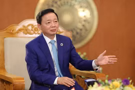 Bộ trưởng Trần Hồng Hà trao đổi với phóng viên Báo Điện tử VietnamPlus. (Ảnh: Hùng Võ/Vietnam+)