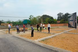 Nhiều người tìm đến các khu phân lô trên địa bàn huyện Thạch Thất để xem mua đất. (Nguồn ảnh: TTXVN)