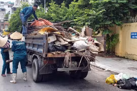 Công nhân vệ sinh môi trường thu gom rác thải ở thành phố Hạ Long và Cẩm Phả. (Nguồn ảnh: TTXVN phát)