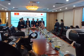 Bộ trưởng Trần Hồng Hà và Đại sứ Đặc mệnh toàn quyền Nhật Bản tại Việt Nam Takio Yamada ký công hàm trao đổi dự án tàu biển và thiết bị quan trắc rác thải nhựa. (Ảnh: Hùng Võ/Vietnam+)